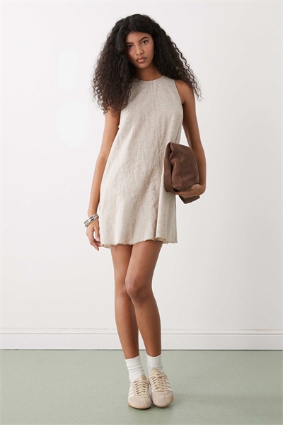 Льняное мини-платье без рукавов А-силуэта с бахромой по краю, бежевого цвета артикул 155470429