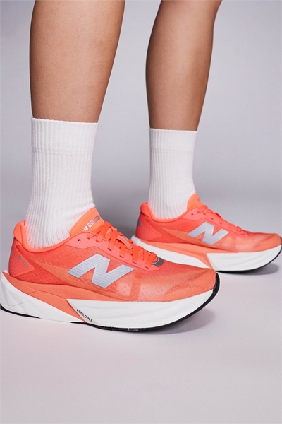 Женские кроссовки для бега Fuelcell Rebel v5 артикул 142822719