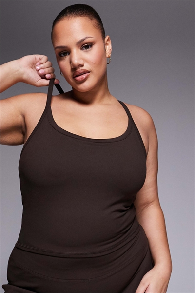 Мягкая на ощупь майка для йоги Curve Icon с встроенным бюстгальтером и регулируемыми бретелями артикул 151735773