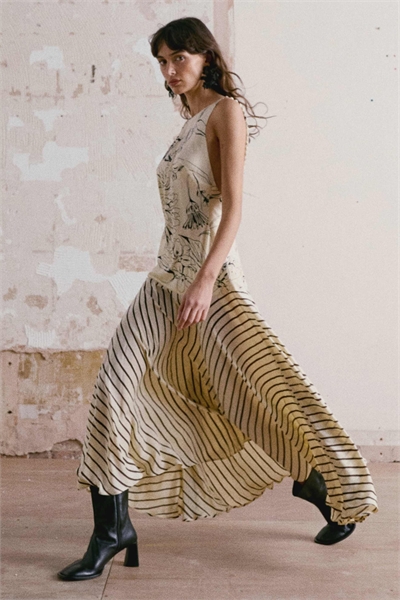 Макси-платье с контрастным принтом и бретелями с бусинами артикул 149622768