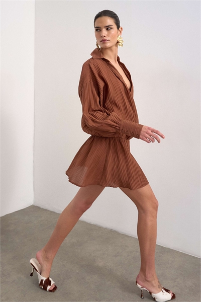 Платье-рубашка с заниженной талией и текстурным рисунком цвета ржавчины артикул 149631796