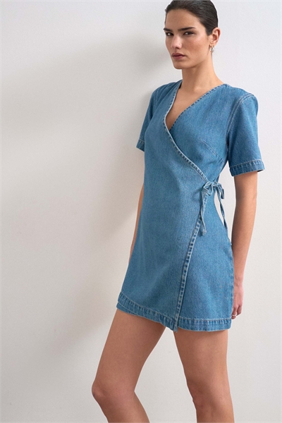 Джинсовое мини-платье-халат средне-синего цвета артикул 150556614
