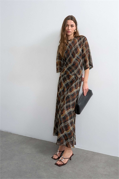 Макси-платье из шифона с изогнутым поясом и коричневым принтом в клетку артикул 154262176