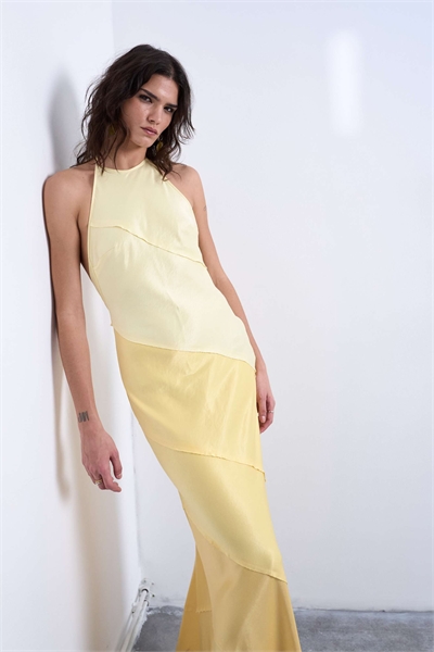 Атласное макси-платье с завязками на шее в желтом градиенте артикул 149631531