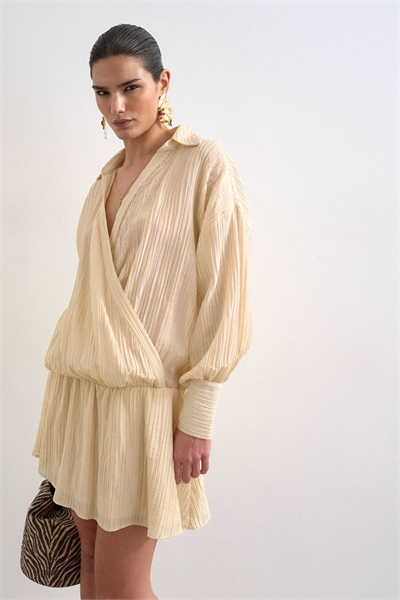 Платье-рубашка с заниженной талией и запахом, текстурированное, бежевого цвета артикул 149631695