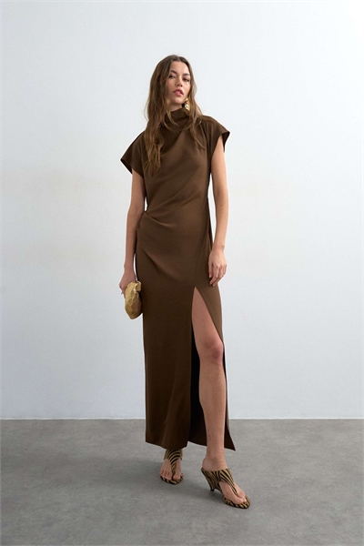 Тяжелое макси-платье из крепа с шарфом шоколадного цвета артикул 153573019