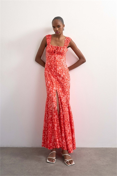 Макси-сарафан с пуговицами спереди, рукавами-крылышками и мелким цветочным принтом красного цвета артикул 149622984