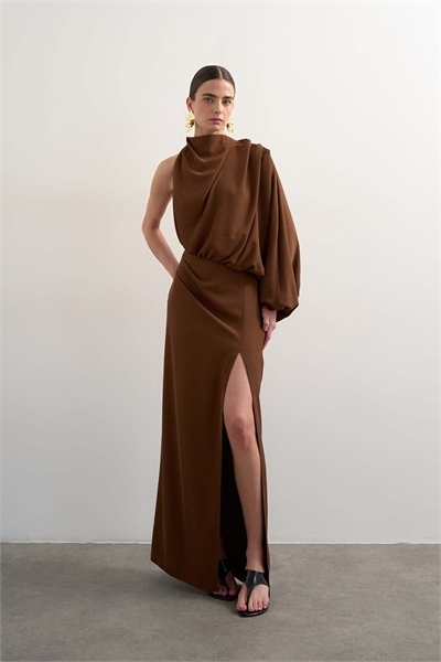 Макси-платье с одним рукавом шоколадного цвета артикул 153750633