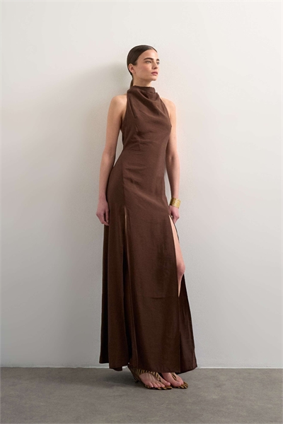Макси-платье с капюшоном и вырезом на спине из шоколадного купро артикул 149629475