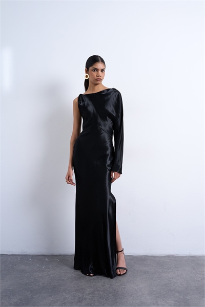 Макси-платье из атласа с одним рукавом и закрученным ремешком, черного цвета артикул 153019570