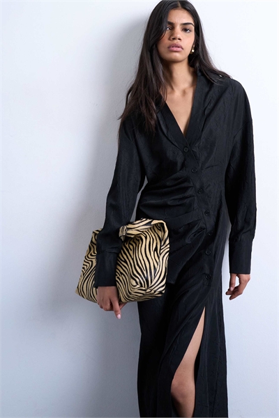 Платье-рубашка с открытым воротником, рюшами и длинными рукавами, черного цвета артикул 147867377