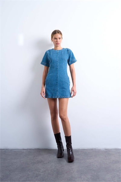 Джинсовое мини-платье с короткими рукавами и структурированным кроем, средне-синего цвета артикул 147265405