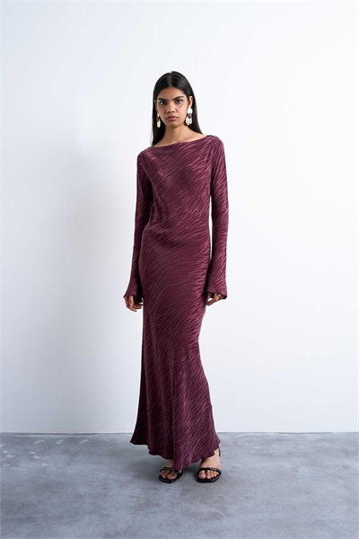 Платье средней длины с V-образным вырезом артикул 150077823