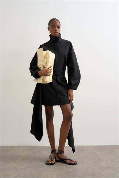 Платье-рубашка с длинными рукавами, воротником-воронкой и запахом, угольно-серого цвета артикул 154262576