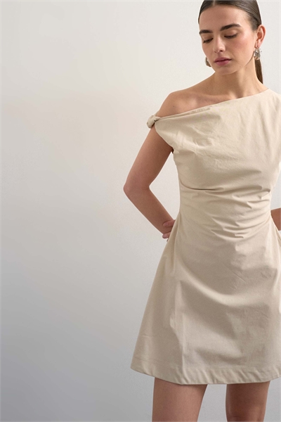 Структурированное мини-платье с закрученными плечами бежевого цвета артикул 149631673