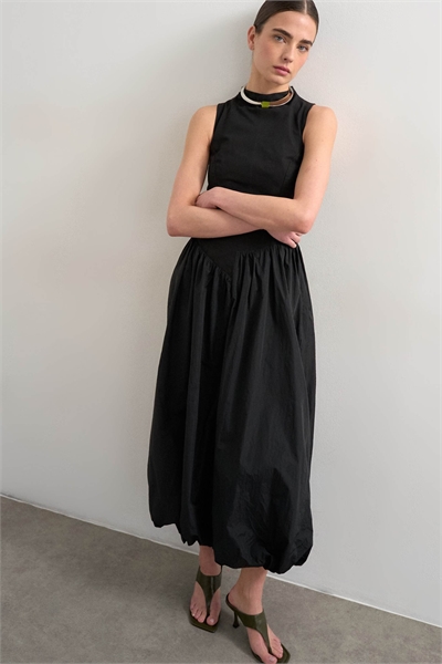 Макси-платье с высоким воротником, асимметричным поясом и расклешенным подолом черного цвета артикул 153252612