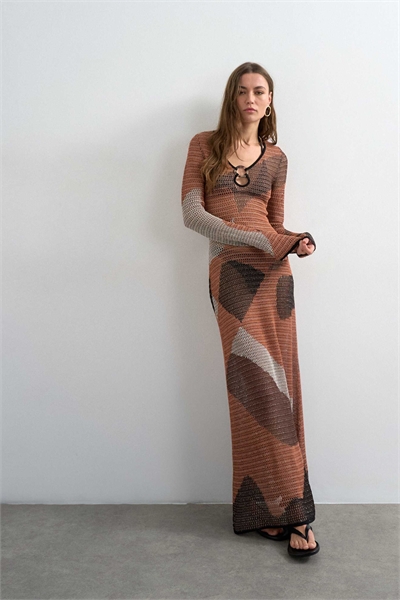 Длинное платье-макси с длинными рукавами из абстрактной сетки оранжевого цвета артикул 150559012