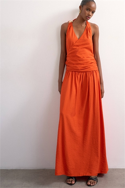 Макси-платье с глубоким вырезом на шее и шарфом, украшенное металлическими элементами артикул 151524447