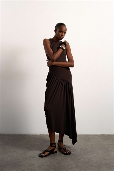 Макси-платье из вискозы с драпировкой и расклешенным подолом артикул 154035313