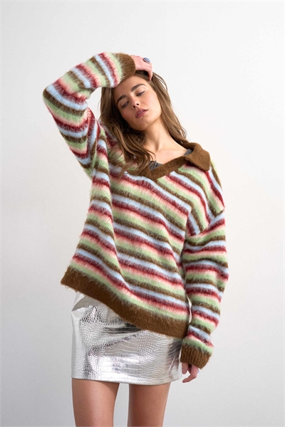 Вязаный пушистый свитер-поло в полоску артикул 153815303