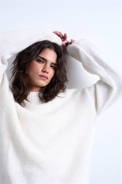 Вязаный свитер прямого кроя с круглым вырезом и пушистой текстурой артикул 142541336