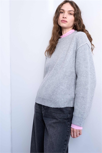 Свитер с широкими рукавами, прямого кроя и средней длиной артикул 142541744