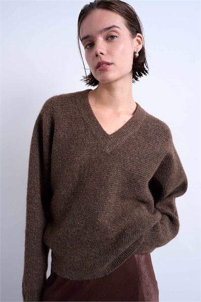 Свитер с высоким V-образным вырезом и горизонтальным узором артикул 143768099