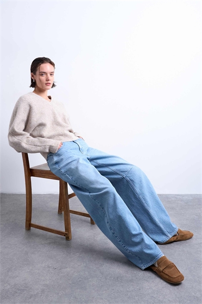 Свитер с высоким V-образным вырезом и горизонтальным узором артикул 143768098