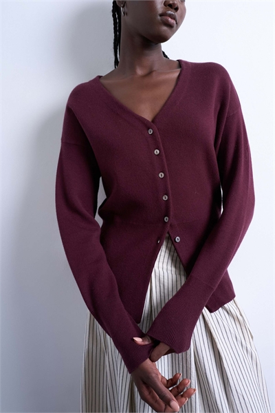 Вязаный кардиган с V-образным вырезом, удлиненным кроем и затягивающейся талией артикул 147257528