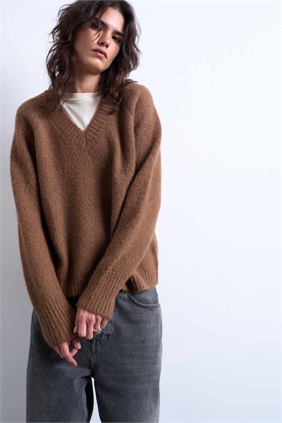 Вязаный пушистый свитер с V-образным вырезом из смешанной шерсти артикул 142660118