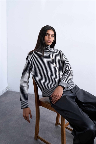 Вязаный кардиган в полоску и шарф артикул 143752218