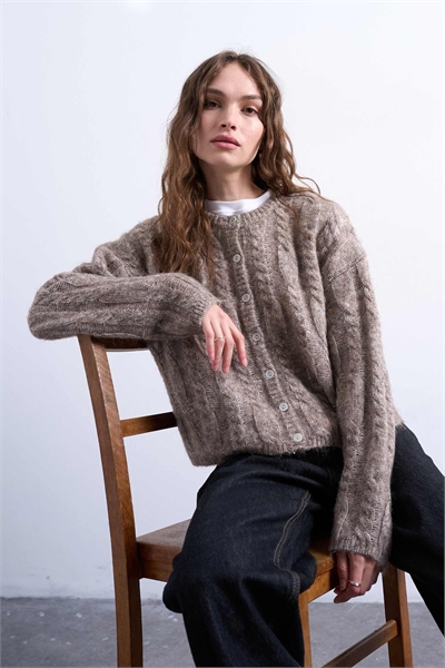 Вязаный пушистый кардиган с косами артикул 142541364