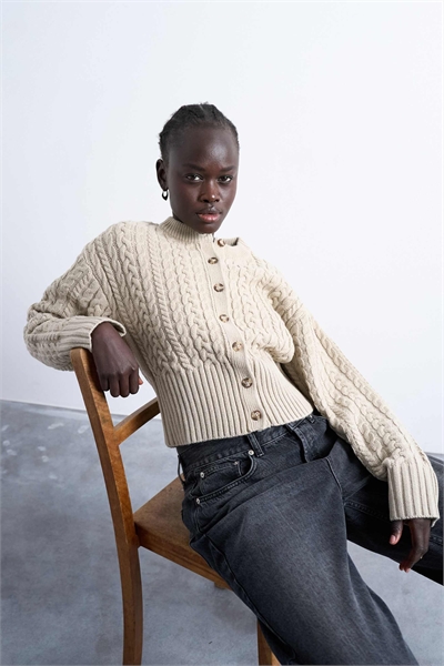 Вязаный кардиган с косами и зауженной талией артикул 142659552