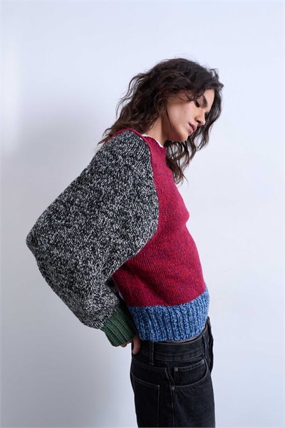 Свитер с объемными рукавами из трикотажа из перекрученной пряжи в стиле пэчворк артикул 144906969