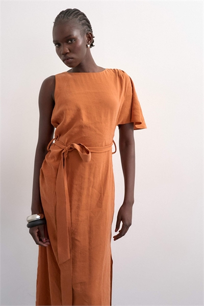 Макси-платье из купро с асимметричными рукавами, завязкой на талии артикул 152317625