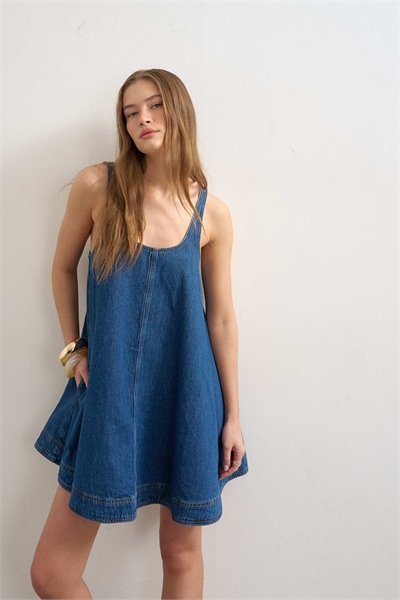 Джинсовое платье-сарафан с круглым вырезом насыщенного синего цвета артикул 155528826