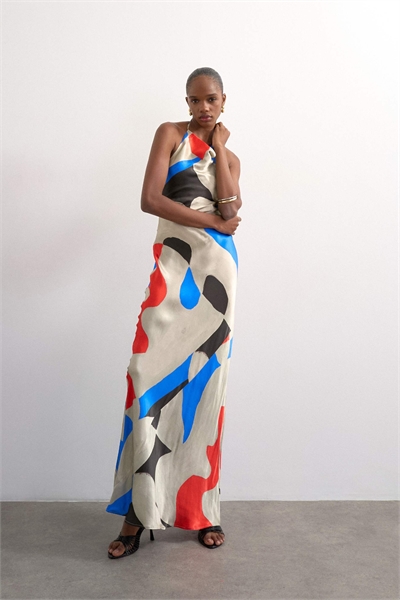 Атласное макси-платье с высоким воротником и абстрактным рисунком артикул 149623112