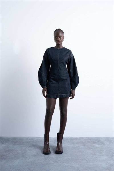 Джинсовое мини-платье с рукавами овальной формы артикул 147829022