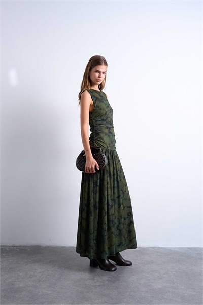 Макси-платье с абстрактным принтом и заниженной талией артикул 151219679