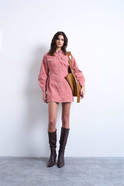 Джинсовое платье-рубашка с высоким воротником и застежкой на пуговицы артикул 150937923