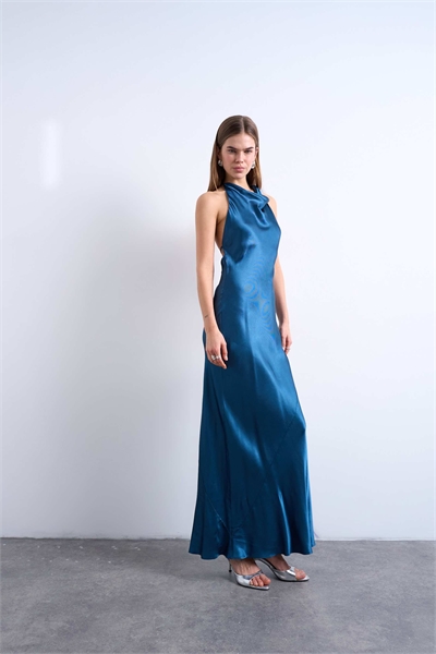 Макси-платье с высоким воротником-капюшоном артикул 149623107