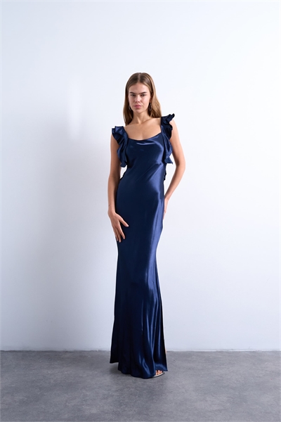 Атласное платье-комбинация с рюшами на плечах артикул 152465377