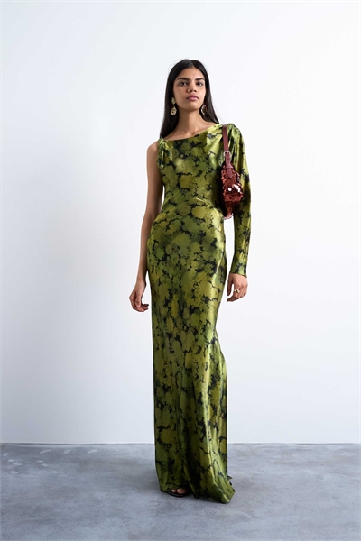 Макси-платье из атласа с одним рукавом и закрученным ремешком артикул 147867085