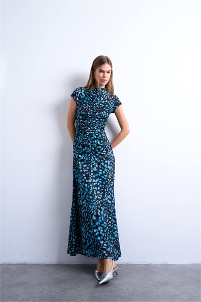 Макси-платье с рукавами-крылышками и рюшами в стиле «анимал-принт» артикул 151965006