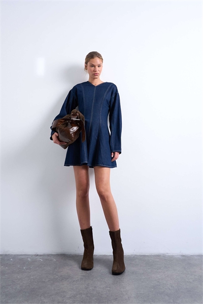 Джинсовое мини-платье с длинными рукавами и расклешенным низом, цвет «промывка» артикул 149855812