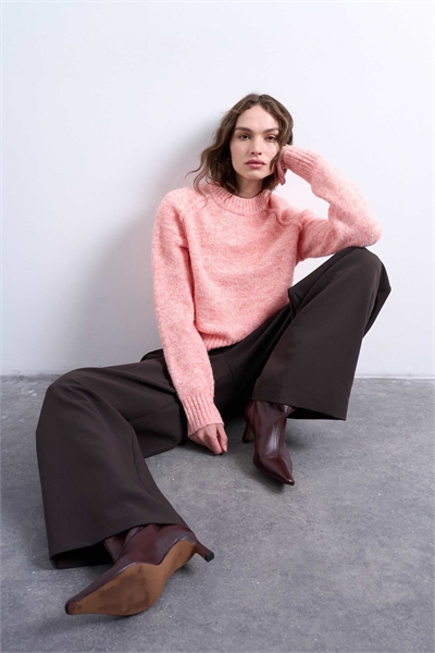 Свитер с рагланными рукавами и открытыми швами артикул 147470948