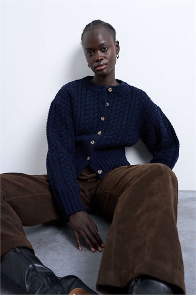 Вязаный кардиган с косами и зауженной талией артикул 142659551