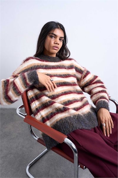 Вязаный пушистый свитер в полоску артикул 143754005