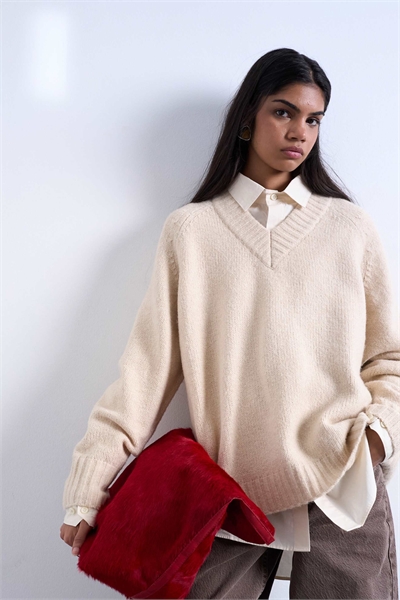 Свитер с V-образным вырезом из трикотажа артикул 147084934