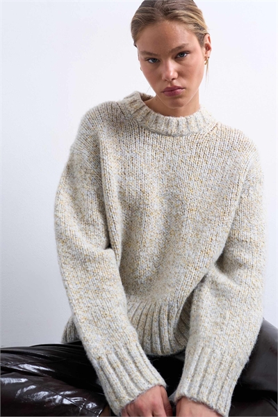 Вязаный пушистый свитер прямого кроя с перекрученной текстурой артикул 149050808